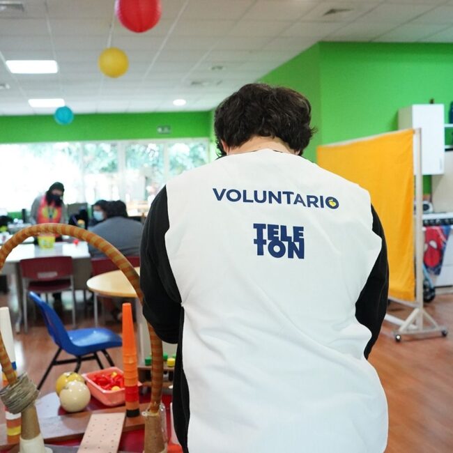 VoluntariadoVoluntario de espalda mostrando el logo de voluntariado Teletón.