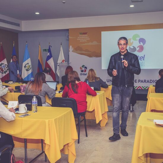 Asesor brindando indicaciones a asistentes al taller en el décimo cuarto congreso internacional ORITEL.